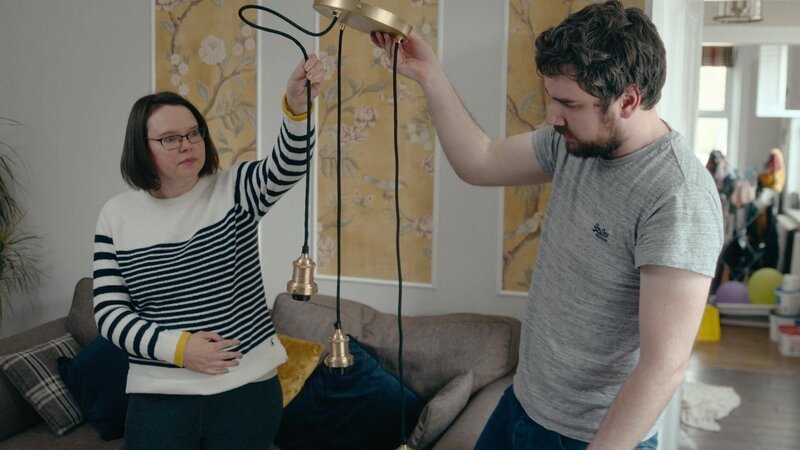 Anna (l.); Adam (r.) – Bild: PI PRODUCTIONS LIMITED 2021 Lizenzbild frei