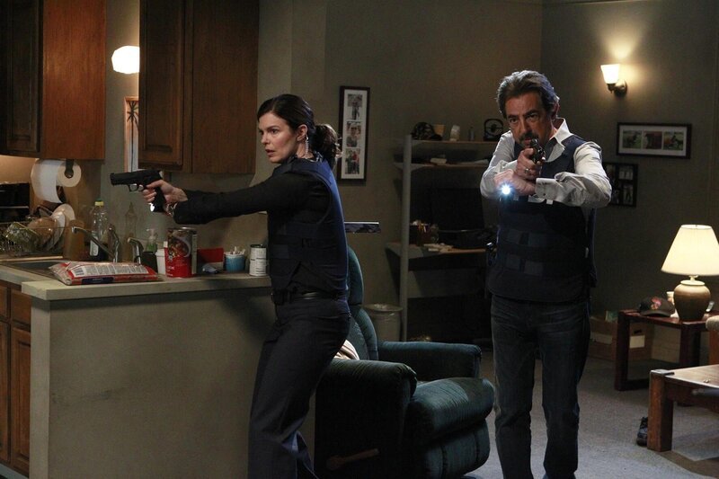 Als die Leichen zweier scheinbar zusammenhangloser Opfer kurz hintereinander in San Diego und Los Angeles gefunden werden, wird das Team um Rossi (Joe Mantegna, r.) und Alex (Jeanne Tripplehorn, l.) mit den Ermittlungen beauftragt … – Bild: ABC /​ Robert Voets