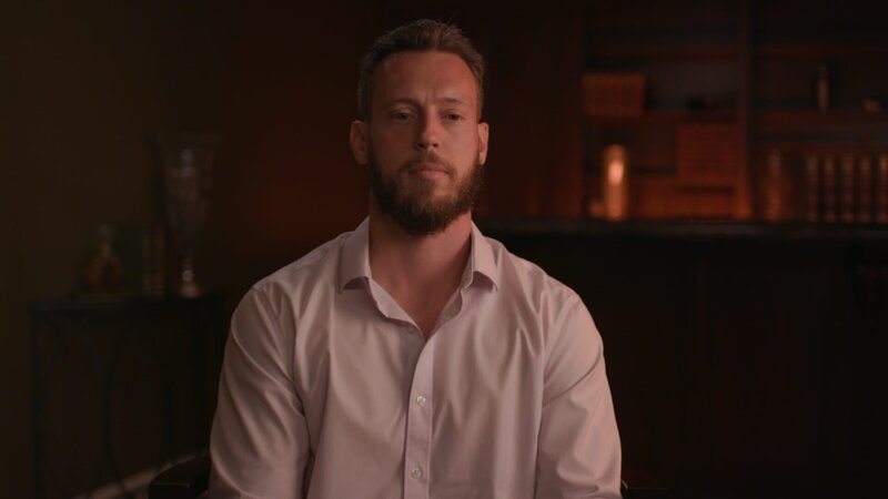 Brady Held in a white button up during his sit down interview – Bild: Warner Bros. Discovery, Inc. or its subsidiaries and affiliates. All rights reserved.