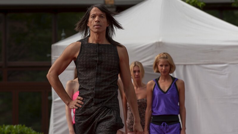 Lauftraining mit Julio (Jorge González) für die Models. – Bild: ZDF