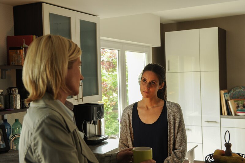 Ein Jahr nach einem Busunfall, bei dem mehrere Schüler und Schülerinnen ums Leben kamen, wird der Busfahrer tot aufgefunden. Martina Seiffert (Astrid M. Fünderich, l.) möchte durch Lilly Falk (Liane Forestieri) mehr über die Umstände des damaligen Unfalls herausfinden. Sie verlor ihre Tochter bei dem Unglück. – Bild: ZDF und MARKUS-FENCHEL    studiofenchel@web