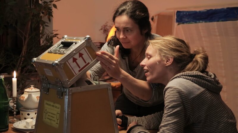 Maria (l.) und Christiane (r.) machen ihre erste Insemination zu Hause. – Bild: Judith Beuth /​ ZDF