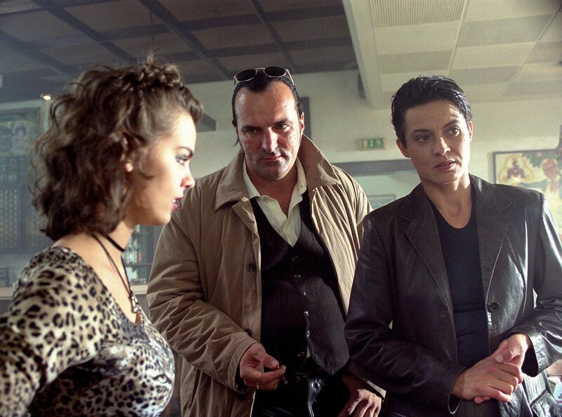 Maria (Camilla Renschke, links) gehört zu der Naziclique, bei der auch der tote Robbi Mitglied ist. Statt Lena Odenthal (Ulrike Folkerts) und Kopper (Andreas Hoppe) weiterzuhelfen, provoziert sie die beiden lieber. – Bild: SWR/​Jacqueline Krause-Burberg