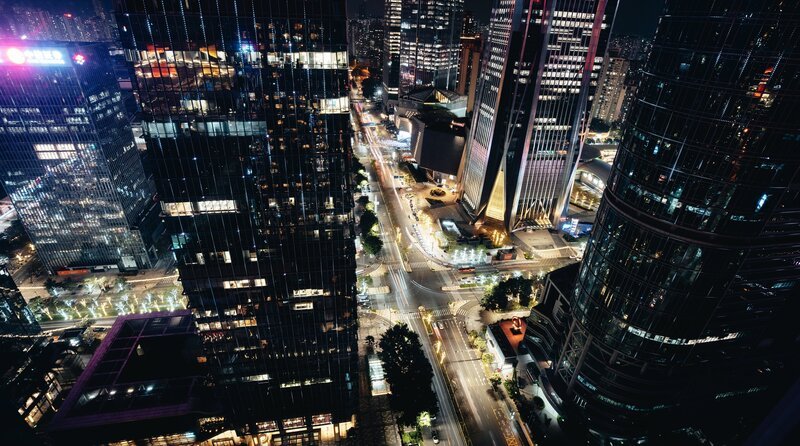 Eine Stadt in China. – Bild: BR/​Benedikt Nabben