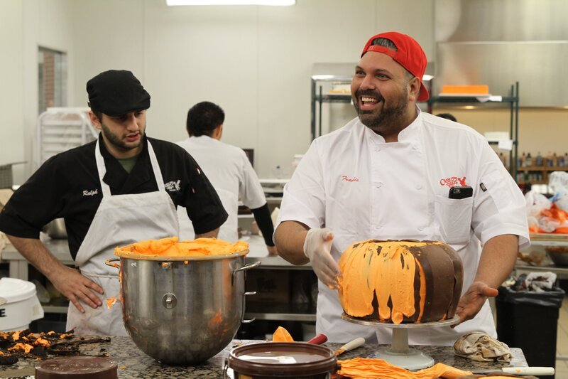 Frankie and Ralph frosting the sleepy hallow cake. – Bild: International Networks /​ Discovery Communications