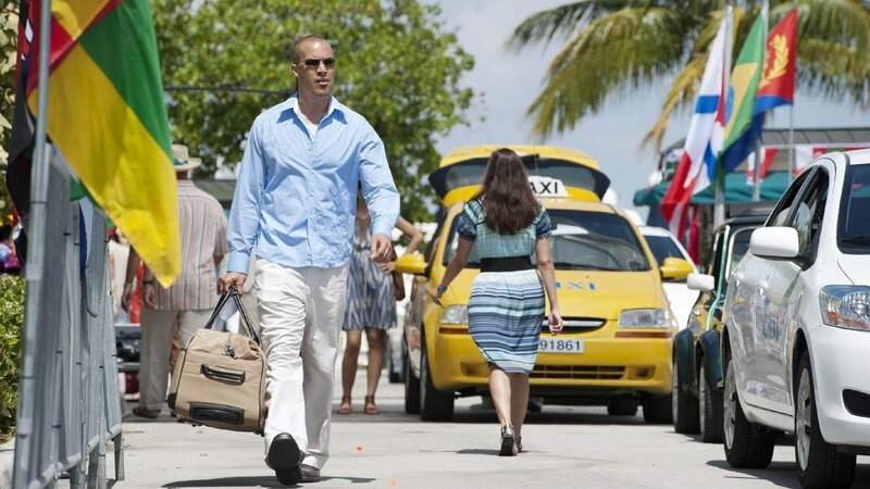 Jesse (Coby Bell) und dessen Freunde gehen, getarnt als Seuchenspezialisten, an Bord eines Kreuzfahrtschiffes. Dort wollen sie einen Mörder zur Rechenschaft ziehen. – Bild: RTL /​ USA Network