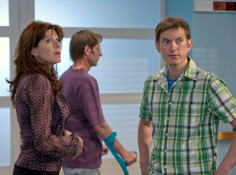 MDR Fernsehen IN ALLER FREUNDSCHAFT FOLGE 403, „Nichts ist, wie es scheint“, am Sonntag (04.07.10) um 18:05 Uhr. Vera Bader (Claudia Wenzel, li.) mischt sich immer wieder in den Konflikt zwischen Fabian Althaus (Daniel Krauss, re.) und seinen Vater Dr. Kaminski ein. Sie scheint die irrationale Hoffnung zu hegen, sich Kaminski über seinen Sohn anzunähern. Kaminski ist alarmiert, denn Fabian soll unter keinen Umständen erfahren, dass Vera früher seine Geliebte war.  mi: Komparse – Bild: MDR/​Krajewsky