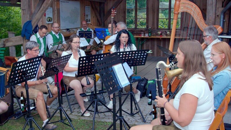 Volksmusik im Steinbrecherhaus. – Bild: ORF/​PAPKEFILM