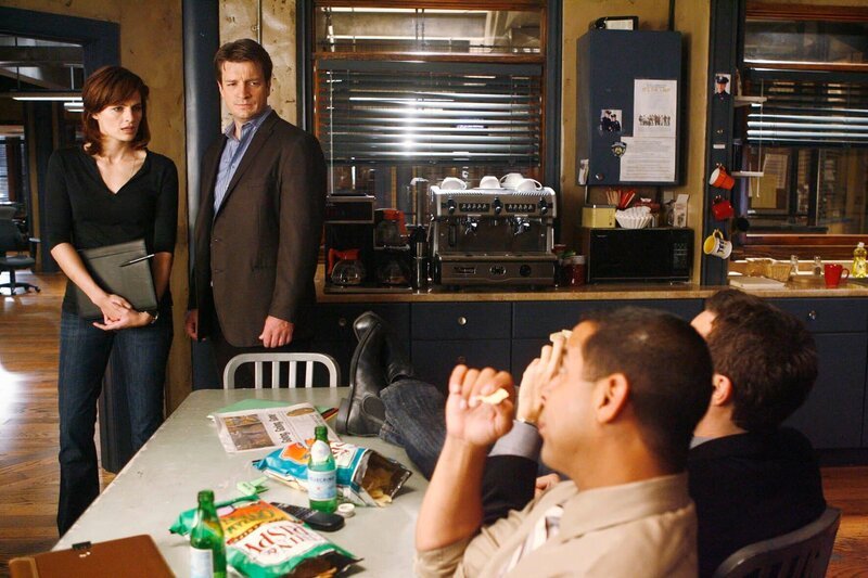 Zwei Mordfälle beschäftigen Kate (Stana Katic, l.), Castle (Nathan Fillion, 2.v.l.), Javier (Jon Huertas, 2.v.r.) und Kevin (Seamus Dever, r.). Um das Ganze interessanter zu machen, wetten Ryan und Esposito mit Castle darum, welches Team seinen Fall zuerst aufklärt. – Bild: ABC/​ADAM LARKEY /​ Marlyse Press Photo/​MPP
