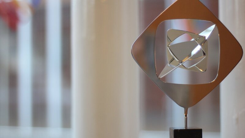 Die Grimme-Preis-Trophäe – Bild: ZDF und Sven Schlüter