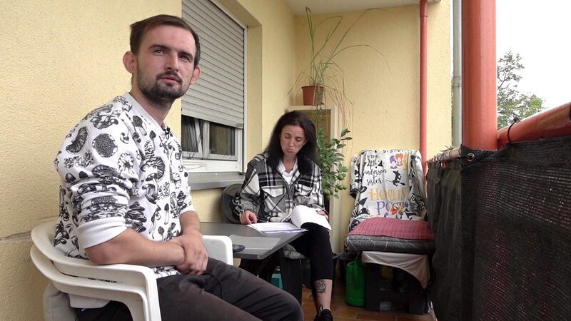 Freude bei Jerrick: Erst vor zwei Monaten hat er als Rettungsschwimmer angefangen – und nun bietet sein Arbeitgeber ihm eine Ausbildung an. – Bild: RTLZWEI