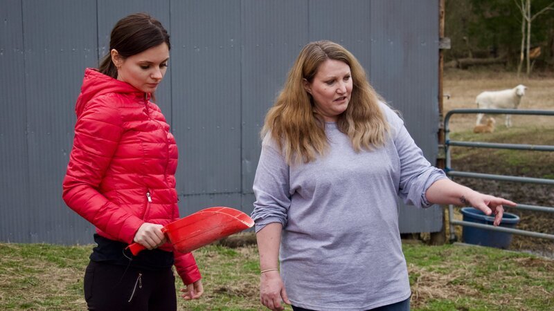 Aspen(r.) shows Julia (l.) how to do her farm chores. – Bild: Discovery Communications, LLC