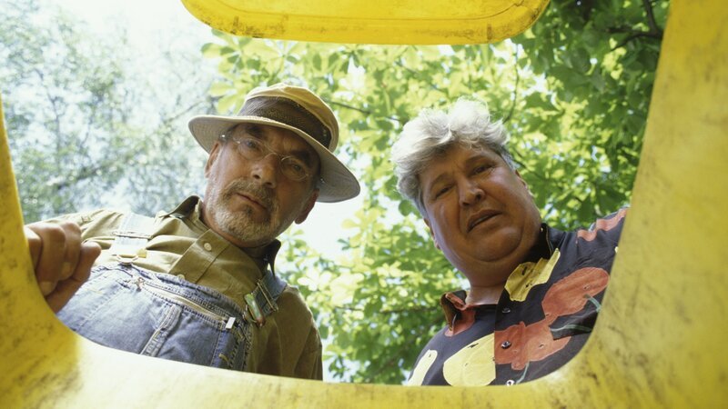 Da schauen Peter Lustig (Peter Lustig, l.) und sein Nachbar (Helmut Krauss, r.) ganz schön in die Tonne. Der Müll ist weg! Und damit auch Paschulkes wertvollster Gartenzwerg. – Bild: ZDF