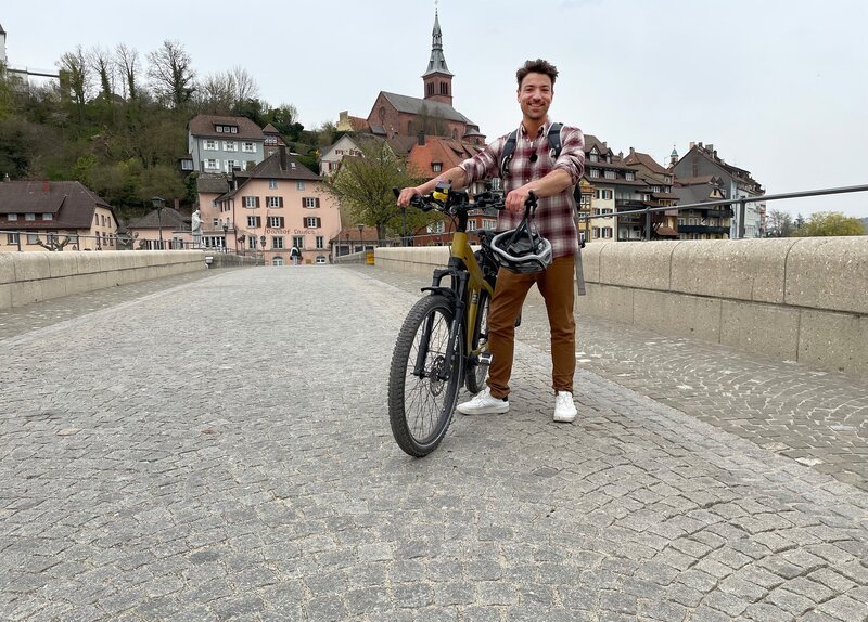 Moderator Ramon Babazadeh in Laufenburg. – Bild: SWR/​Rolf Stephan