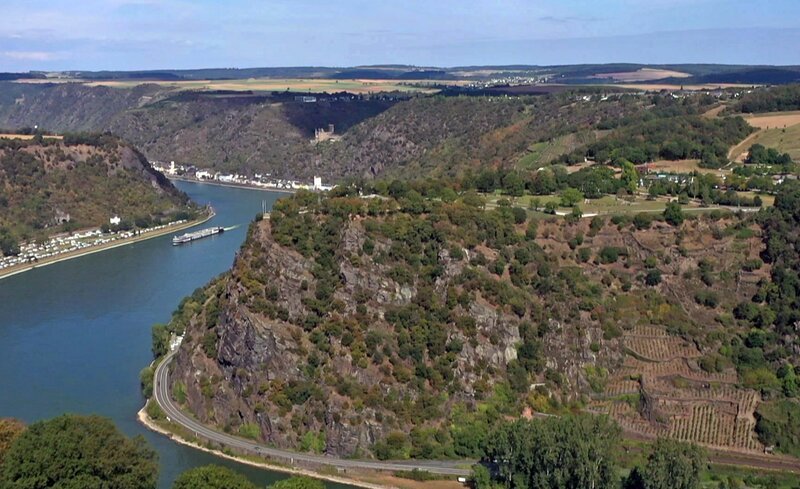 Die Loreley ist der schroffste Fels im Mittelrheintal. Der Rhein durchbricht hier das Rheinische Schiefergebirge. Er fließt durch ein sogenanntes Durchbruchstal: Der Fluss war bereits da, als sich ganz langsam das Rheinische Schiefergebirge anhob. – Bild: SWR
