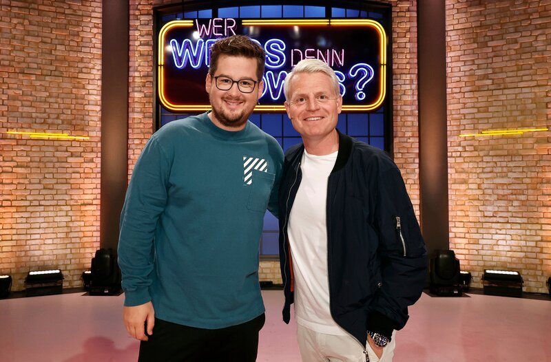Treten bei „Wer weiß denn sowas?“ als Kandidaten an: Der Komiker Chris Tall (l.) und der Fernsehmoderator und Komiker Guido Cantz (r.). – Bild: ARD/​Morris Mac Matzen
