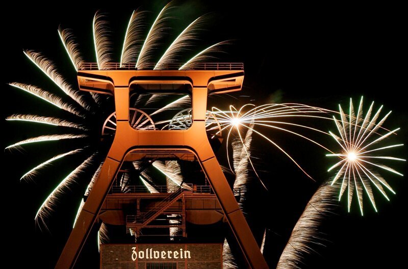Mit einem Feuerwerk über dem Förderturm der Zeche Zollverein in Essen feiert das Ruhrgebiet die Wahl zur Kulturhauptstadt 2010 (Archivfoto vom 11.04.2006) – Bild: WDR/​Roland Weihrauch dpa/​lnw