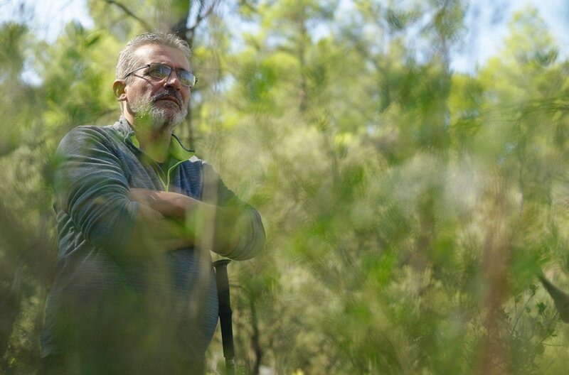 Eric Prioré durchstreift die Garrigue mit seiner Rove-Ziegenherde. Die Gemeinde Septèmes-les-Vallons hat ihm für die 125 Tiere insgesamt 600 Hektar Land zur Verfügung gestellt. – Bild: Haut et Court Doc