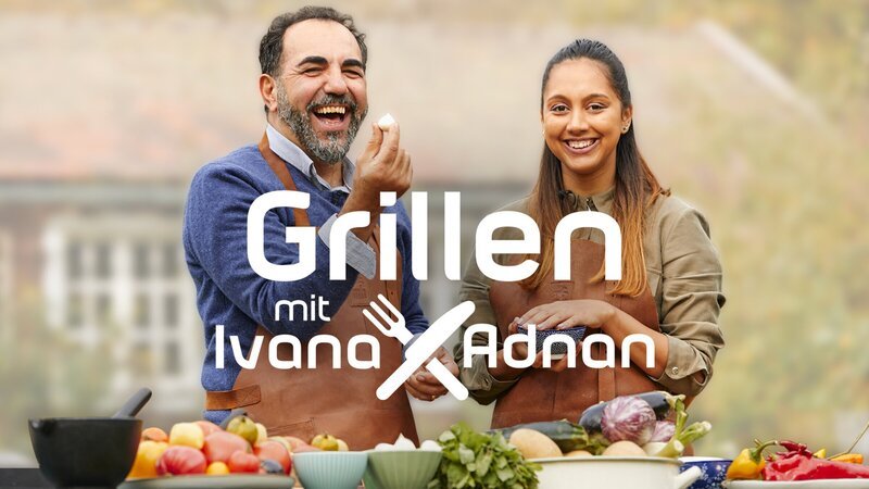 Key Visual Sendereihenbild mit Typo zu „Grillen mit Ivana und Adnan“. Von links: Adnan Maral und Ivana Sanshia Austermayer. – Bild: 3sat