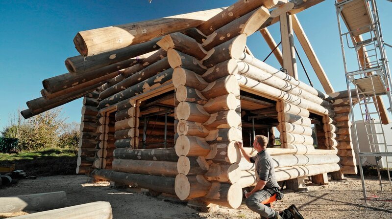 Blockhaus-Bauer Andreas Egner: Jährlich baut er mit seinem Team sechs Blockhäuser. – Bild: SWR