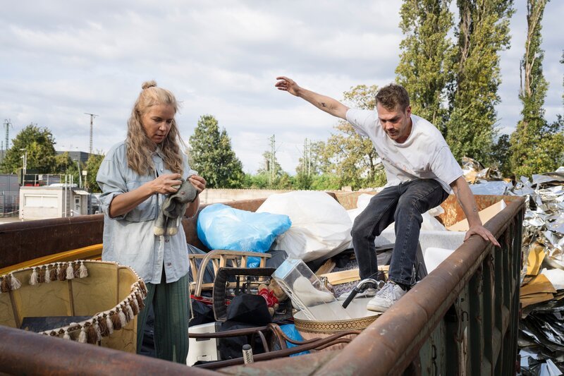 Ein Moment der Erlösung: Manju (Alexandra Schalaudek, l.) hält Bobo in den Händen, während Julian (Ben Münchow, r.) nach der verzweifelten Suche aus dem Container klettert. – Bild: Michael Kötschau /​ ZDF