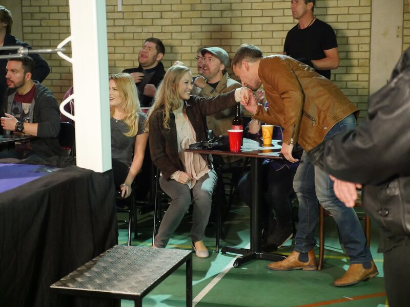 Chris kisses Makaela’s hand at the boxing ring. – Bild: Discovery Communications