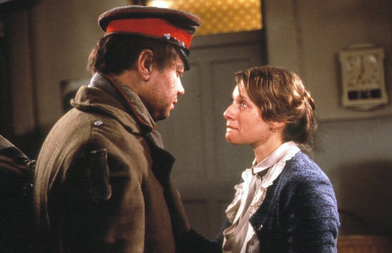 Heimkehrer Karl Grandauer (Jörg Hube) wird von seiner Schwester Luise (Sandra White) aufgenommen. – Bild: BR/​Tellux-Film GmbH