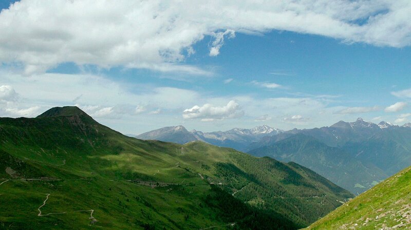 An die ehemaligen militärischen Zwecke der Passstraße denkt heute keiner mehr. Es sind Ausblicke, Almhütten und Alpenrosen die beeindrucken. – Bild: BR/​Volker Gabriel