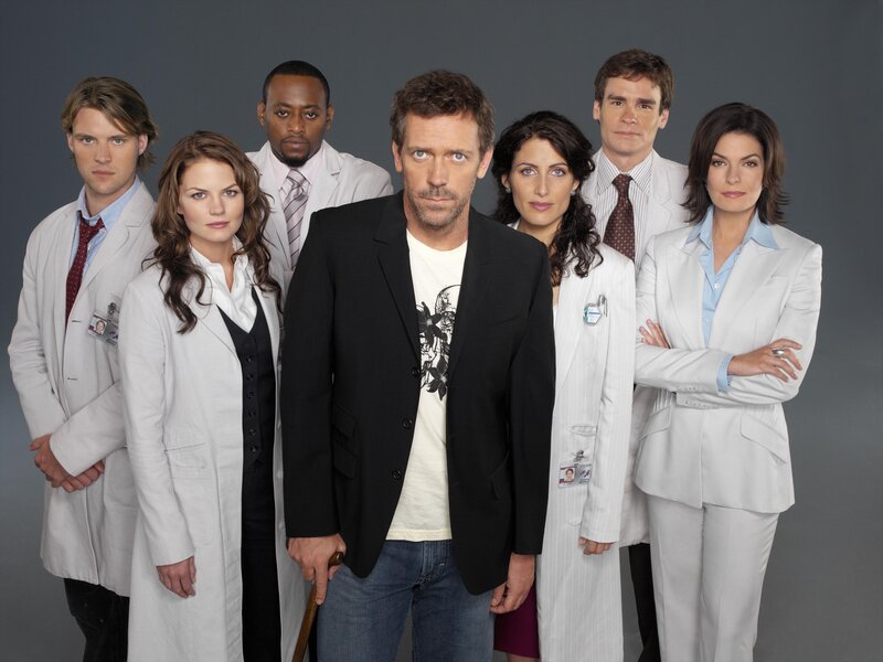 (2. Staffel) – Im Leben ist nicht immer nur alles eitel Sonnenschein (v.l.n.r.): Dr. Robert Chase (Jesse Spencer), Dr. Allison Cameron (Jennifer Morrison), Dr. Eric Foreman (Omar Epps), Dr. Gregory House (Hugh Laurie), Dr. Lisa Cuddy (Lisa Edelstein), Dr. James Wilson (Robert Sean Leonard) und Stacy Warner (Sela Ward) – Bild: 2005 FOX BROADCASTING COMPNAY. Lizenzbild frei