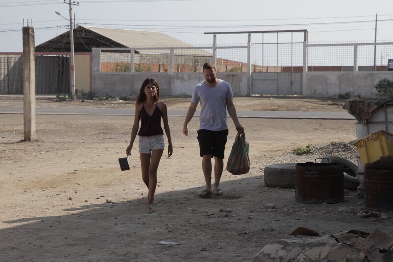 Corey and Evelin buy a chicken. – Bild: TLC /​ Discovery Communications, LLC