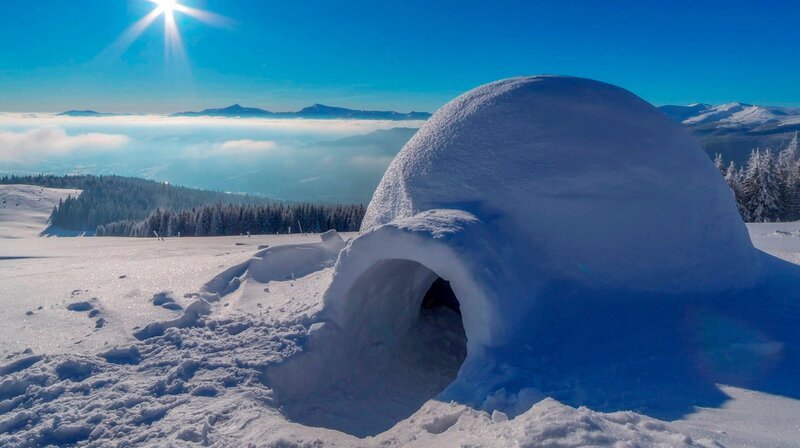 Das Iglu ist eine Erfindung der Eskimos, das ihnen ermöglicht, im harschen Klima der Arktis zu überleben. Die Schlafstelle liegt auf halber Höhe und nutzt so die aufsteigende Wärme eines Feuers. – Bild: phoenix/​ZDF/​1491 Productions Inc.