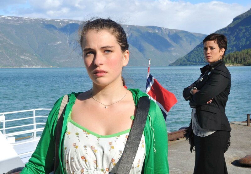 Ida (Henriette Confurius, li.) will mit Marit (Muriel Baumeister) nach London. – Bild: ARD Degeto/​Hardy Spitz