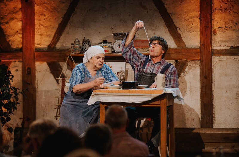 v.r.n.l.: Aus der Flädlessuppe von Lena (Hillu Stoll) fischt Mattheis (Franz Auber /​ Hillu’s Herzdropfa) alte Putzlumpen heraus. – Bild: SWR/​Ronny Zimmermann