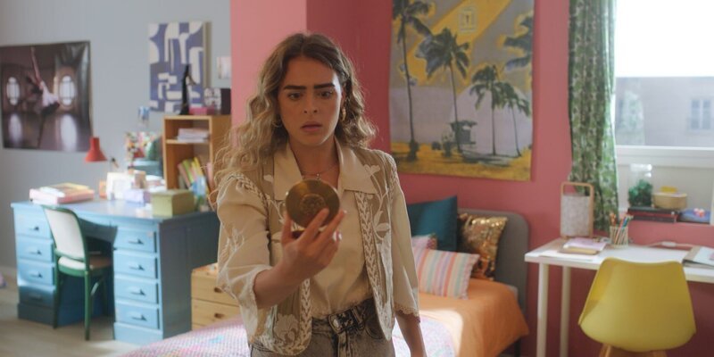 Simone (Margherita Barbieri) findet auf Jades Bett den Taschenspiegel, den diese aus Versehen liegen gelassen hat. Und sie entdeckt, was es mit diesem Spiegel auf sich hat. – Bild: Cottonwood Media – ZDF