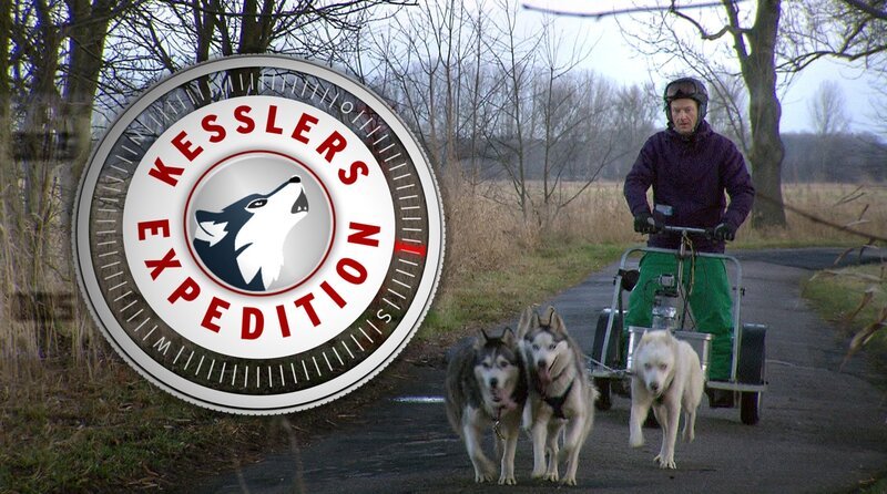 RUNDFUNK BERLIN-BRANDENBURG Kesslers Expedition – So weit die Huskys laufen Nach drei Expeditionen zwischen Früh- und Hochsommer, nach Kanutour auf der Spree, Eselwanderung an die Ostsee und Floßfahrt auf der Havel ist jetzt Schluss mit den kuscheligen Ausflügen. Michael Kessler geht mit vier sibirischen Huskys für den Rundfunk Berlin-Brandenburg (rbb) auf seine erste Winterexpedition! – Logo der Reihe © rbb/​Peter Scholl, honorarfrei – Verwendung gemäß der AGB im engen inhaltlichen, redaktionellen Zusammenhang mit genannter rbb-Sendung und bei Nennung „Bild: rbb/​Peter Scholl“ (S2). rbb Presse & Information, Masurenallee 8⁠–⁠14, 14057 Berlin, Tel: 030/​97 99 3⁠–⁠12118 oder -12116, pressefoto@rbb-online.de – Bild: rbb/​Peter Scholl /​ rbb Presse & Information