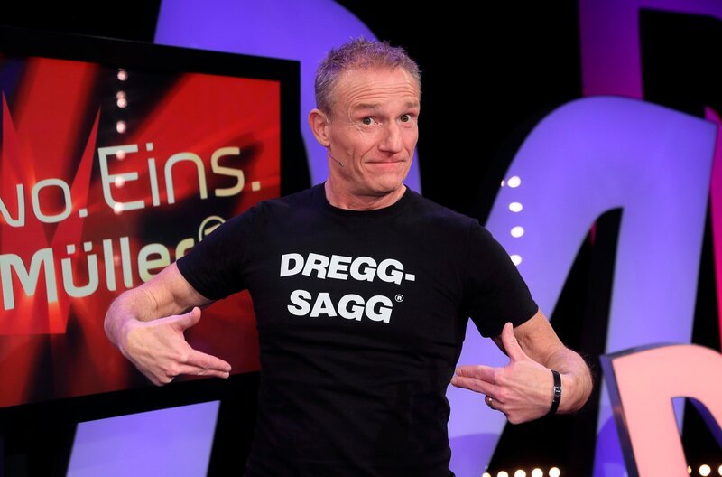 Michl Müller. Frech, witzig – fränkisch: Auch in der neuesten Folge seiner satirischen Chartshow schlüpft Michl Müller in verschiedenen Rollen und rüttelt das Publikum ordentlich auf – mit den absurdesten News aus dem turbulenten Weltgeschehen. Herauskommt ein kunterbunter Countdown der ganz besonderen Art: 3-2-1 Michl Müller eben! – Bild: BR/​Andreas Pirchmoser /​ BR/​Bildarchiv