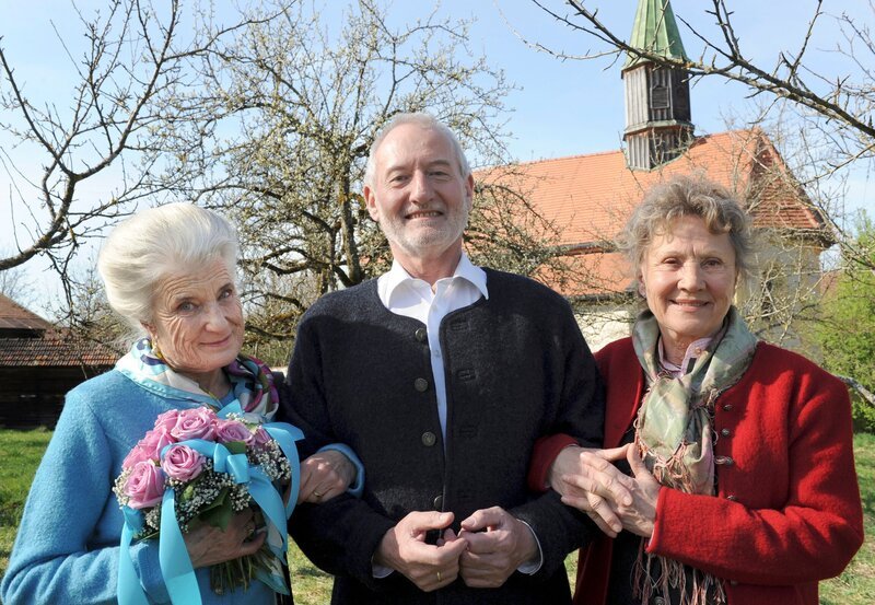 ARD STURM DER LIEBE FOLGE 1324, am Montag um 15:10 Uhr im ERSTEN. Hildegard (Antje Hagen, r.) freut sich mit Käthe (Luise Deschauer, l.) und Gustl (Sepp Schauer, r.) über deren Hochzeits-Glück. – Bild: ARD/​Ann Paur