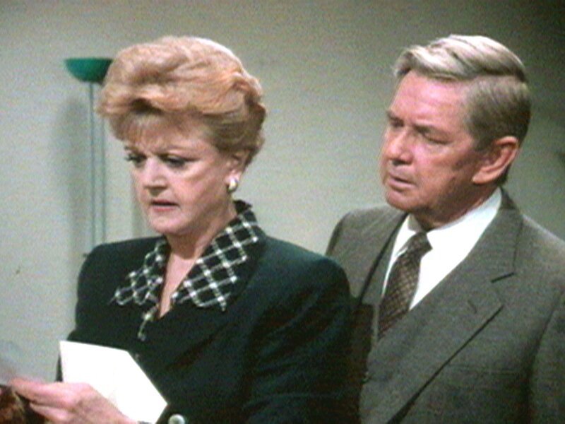 Jessica (Angela Lansbury) und Staatsanwalt Paul Robins (Ralph Waite) ermitteln auf eigene Faust. – Bild: Warner TV Serie