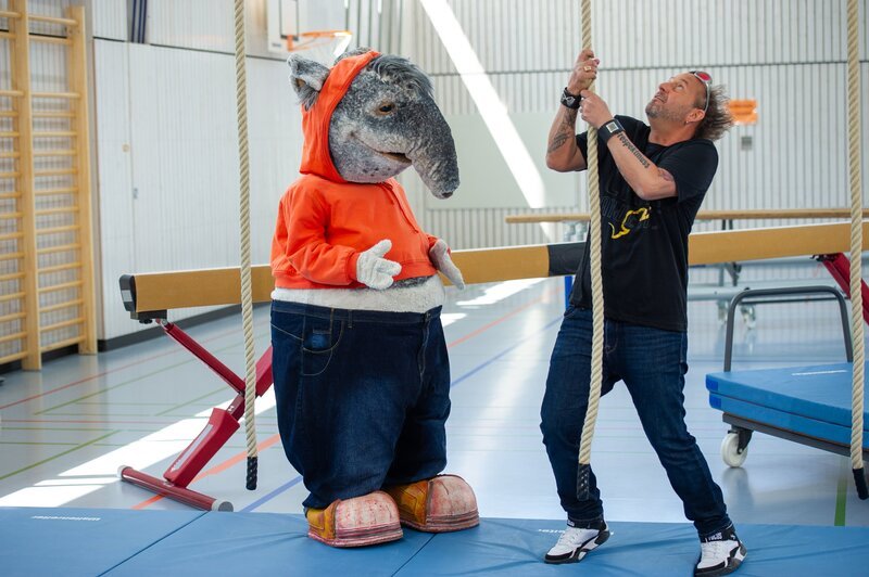 Tom mit TanzTapir in der Turnhalle – Bild: KiKA/​ZDF/​Ron Bergmann