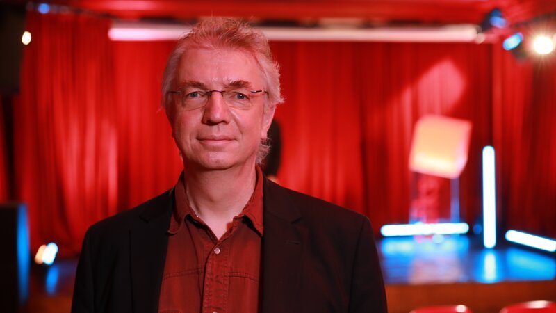 Diesmal erläutert der Astrophysiker Matthias Steinmetz vom Leibniz-Institut für Astrophysik in Potsdam, wie die Entstehungsgeschichte der Milchstraße rekonstruiert werden kann. – Bild: BR/​Benedikt Preisinger/​Benedikt Preisinger