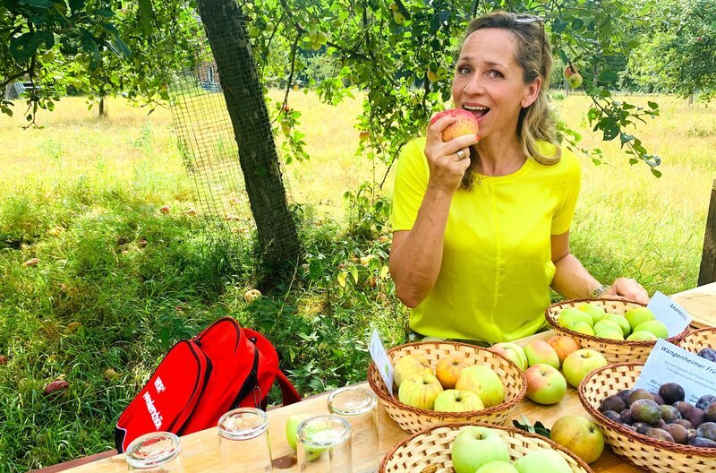 Moderatorin Tamina Kallert entdeckt rund um Düsseldorf ein Urlaubsparadies für die ganze Familie. – Bild: WDR/​Karen Flunkert