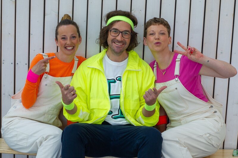 herrH ist zu Gast bei „TanzAlarm“. – Bild: KiKA/​ZDF/​Ron Bergmann