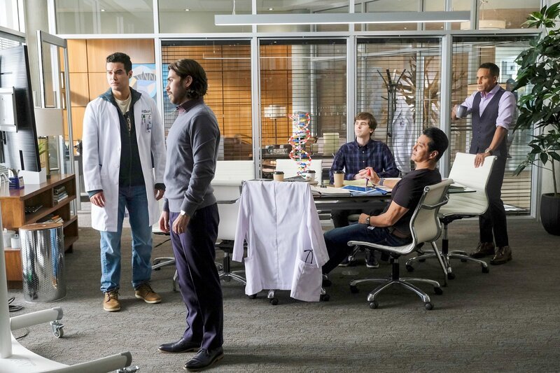 (v.li.): Brian Marc (Dr. Enrique ‚Ricky‘ Guerin), Noah Galvin (Dr. Asher Wolke), Freddie Highmore (Dr. Shaun Murphy), Will Yun Lee (Dr. Alex Park), Hill Harper (Dr. Marcus Andrews). – Bild: ORF/​Sony Pictures/​ABC/​Jeff Weddell