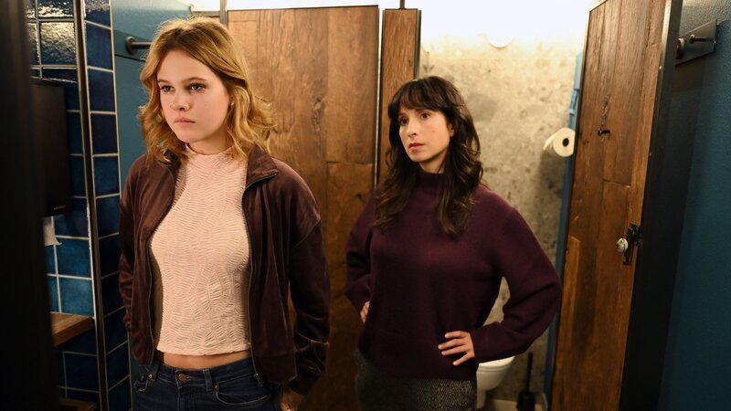 Annabell Lorenz (Stephanie Stumph, r.) kann mit viel Empathie einige Informationen aus Janna Thiel (Maja Enger, l.) herausholen. – Bild: ZDF/​Barbara Bauriedl