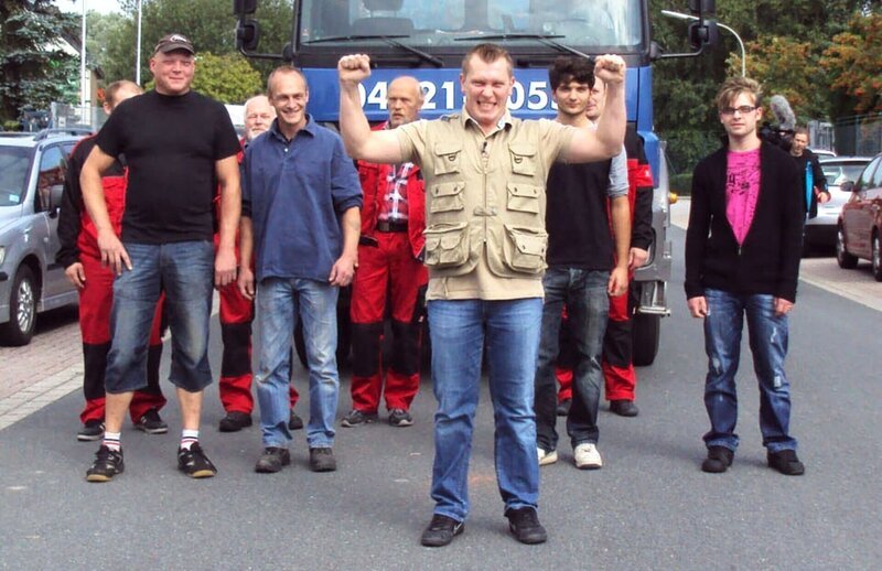 Trödelexperte Otto Schulte (Mitte) mit seinen Helfern bei der Ankunft des Containers. – Bild: RTL II