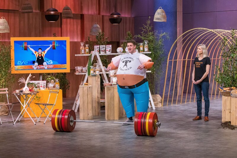 Inge und Matthias Steiner präsentieren mit STEINER’s Low Carb-Produkten. Sie erhoffen sich ein Investment von 300.000 Euro für 10 Prozent der Anteile an ihrem Unternehmen. – Bild: RTL /​ Bernd-Michael Maurer /​ Folge 136