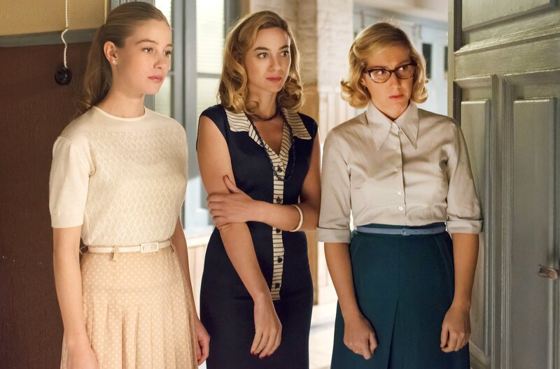 v.l.n.r. Lucía Márquez (Charlotte Vega), Clara Montesinos (Marta Hazas) und Rita Montesinos (Cecilia Freire). – Bild: WDR/​Manuel Fernandez-Valdes/​Beta Film GmbH