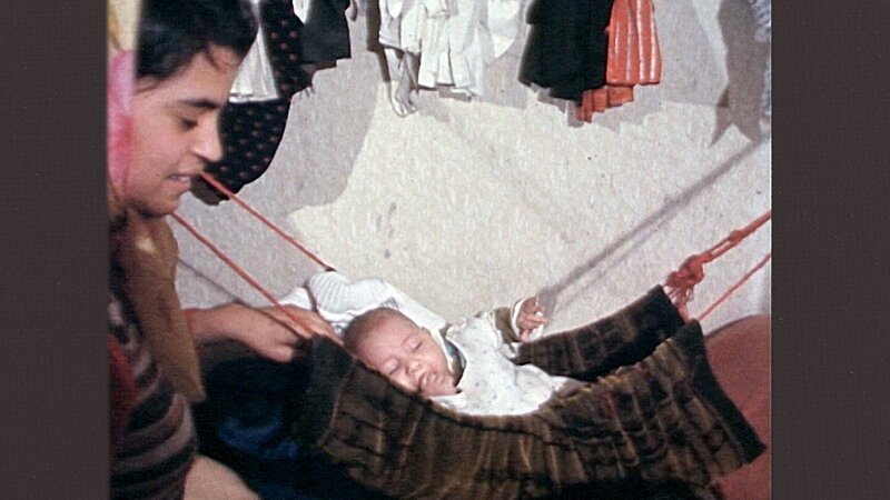 Eine junge Frau, die sich um ein Baby kümmert. – Bild: ORF/​PATRICE FUCHS