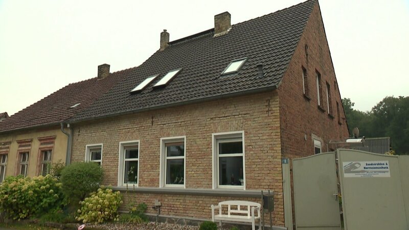 Marko und Denise wohnen seit sechs Jahren in ihrem selbst renovierten Traumhaus; ihre Tochter Sophia lebt bisher im Schlafzimmer der Eltern und soll ein eigenes Zimmer bekommen. – Bild: RTLZWEI