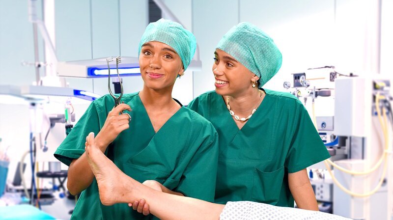 Desinfektion und OP-Hygiene – Vor 150 Jahren noch absolute Fremdwörter. Live dabei: Lisa und Lena dürfen bei einer OP zuschauen. – Bild: SWR/​tvision